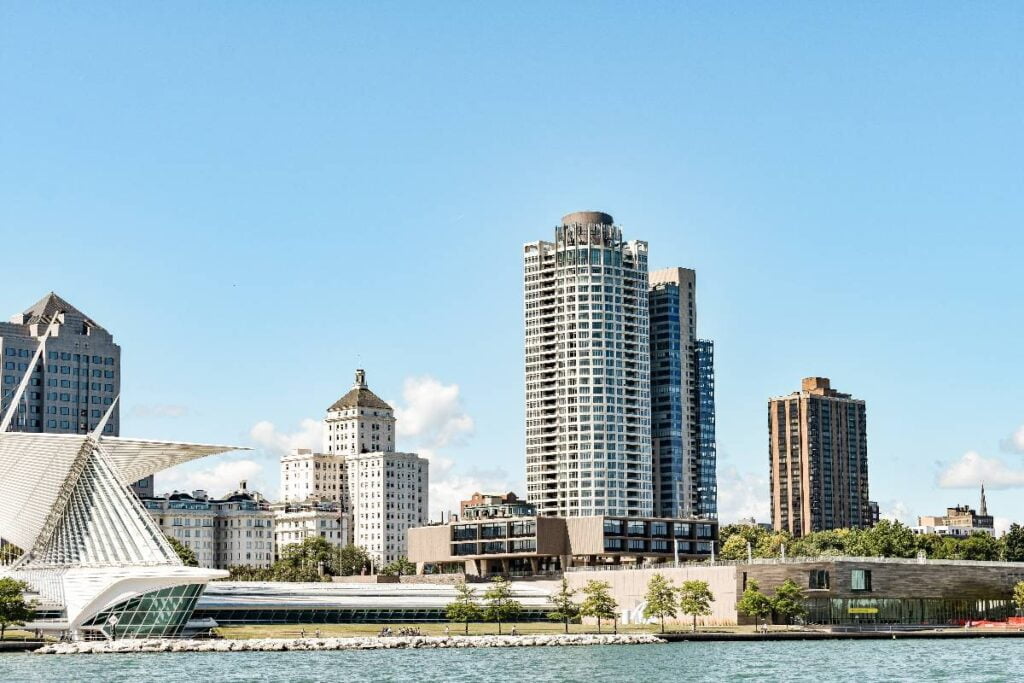 Photo of Milwaukee skyline, including the Milwaukee Art Museum.